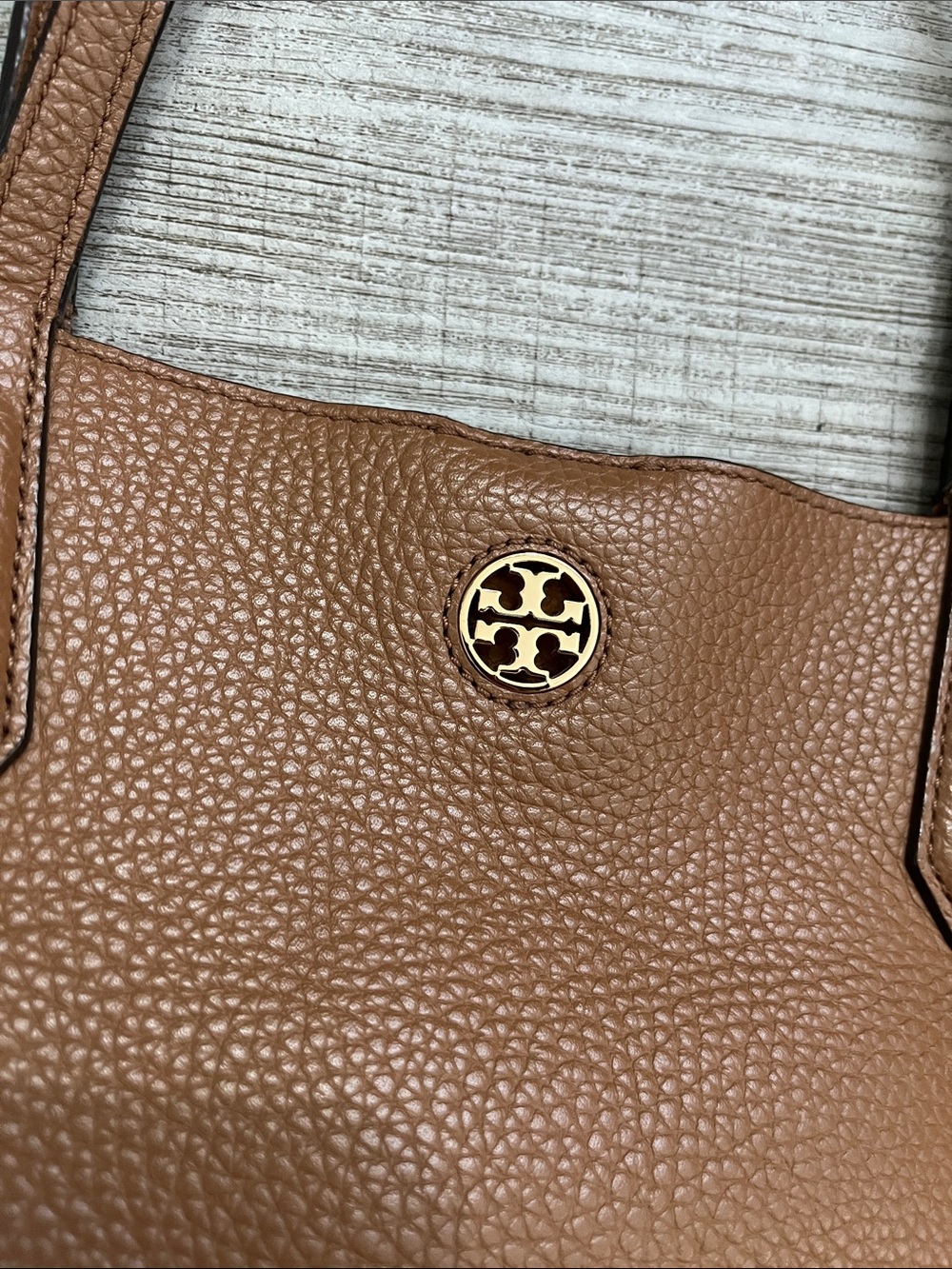 Tory Burch Pebble Leather Classic Tote Bag in Tan & Gold - Picture 2 of 14
